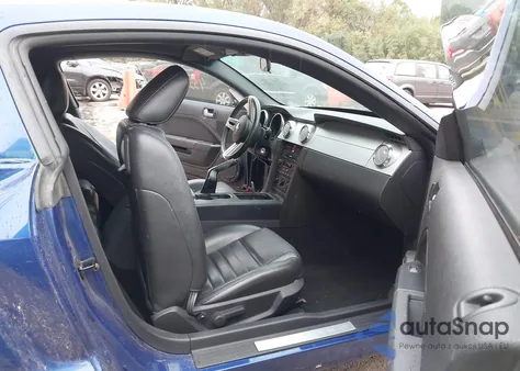 2005 Ford Mustang Gt Deluxe/Gt Premium z USA, uszkodzony, nr VIN 1ZVFT82H555183325